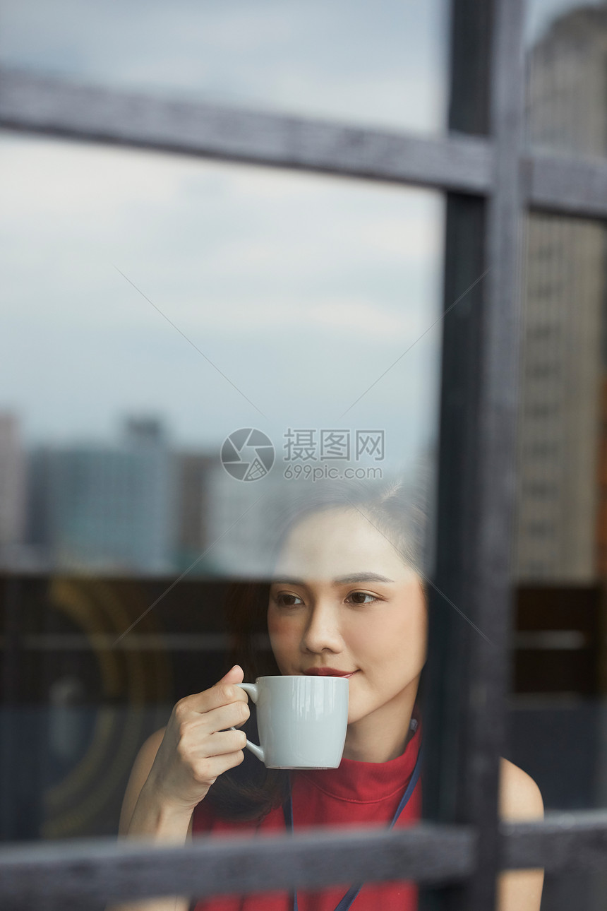 下雨天喝咖啡的女孩图片