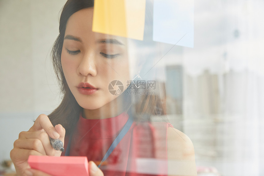 便签上记录的青年女子图片