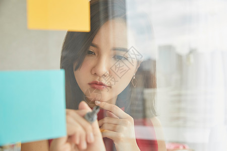 记录分析的商务女性图片