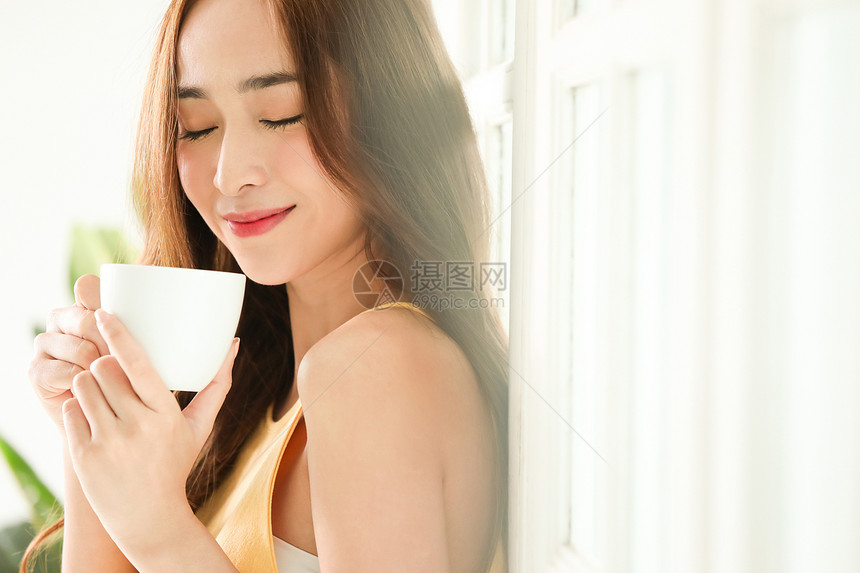 室内休息的年轻女人喝茶图片
