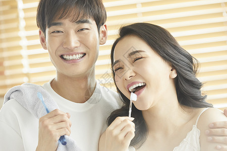 居家年轻夫妇在洗漱刷牙图片