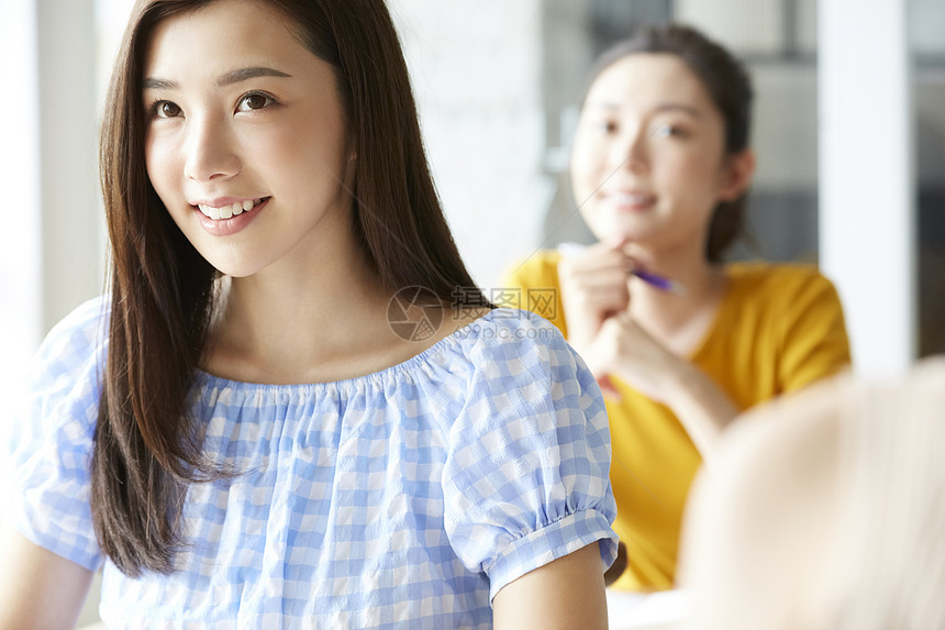 女大学生在课堂上听课图片