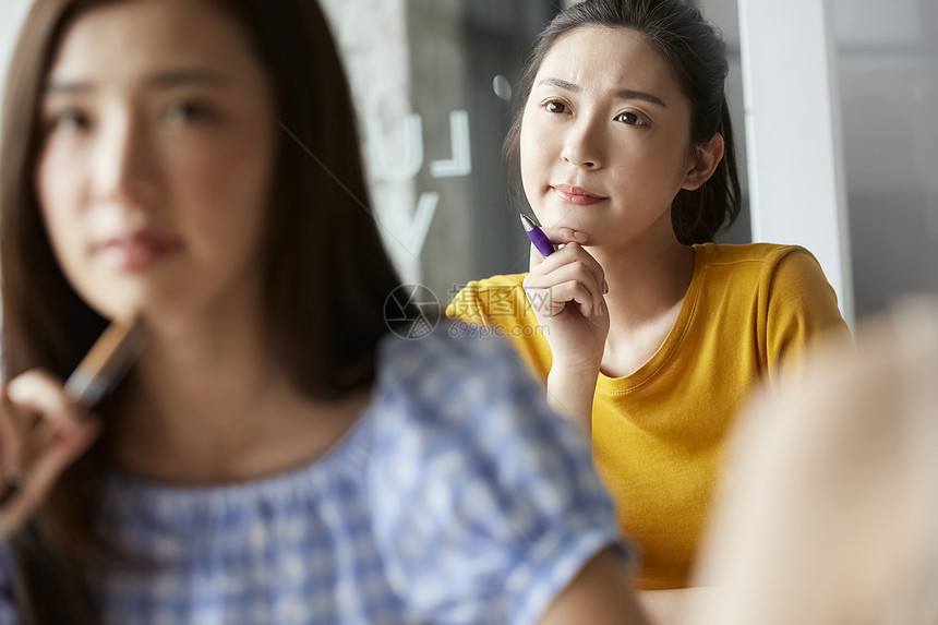 女大学生在课堂上听课图片