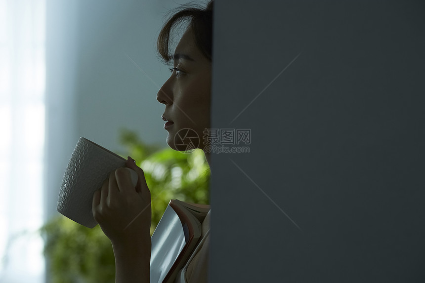 房屋看小说喝茶的女人图片