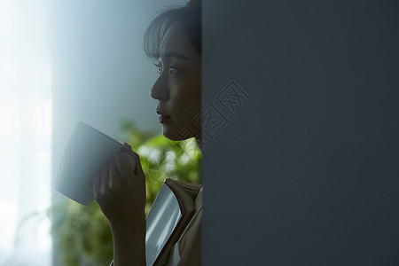 房屋看小说喝茶的女人图片