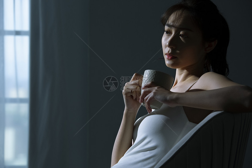 室内年轻女人喝茶图片