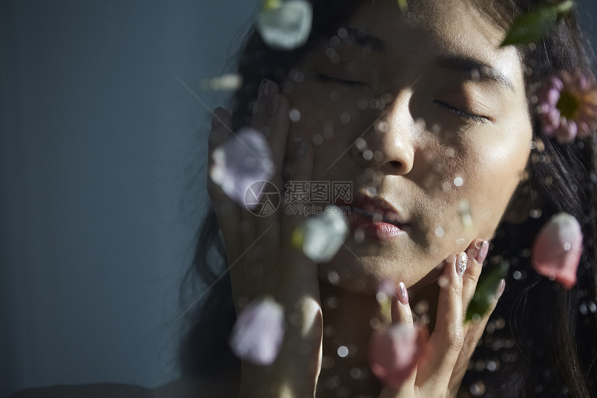 前景花瓣的浪漫女人图片