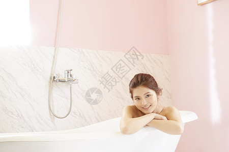 居家泡澡放松的年轻女子图片