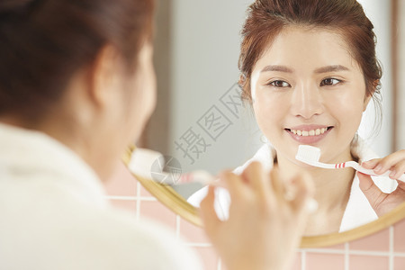 酒店洗漱刷牙的女人图片