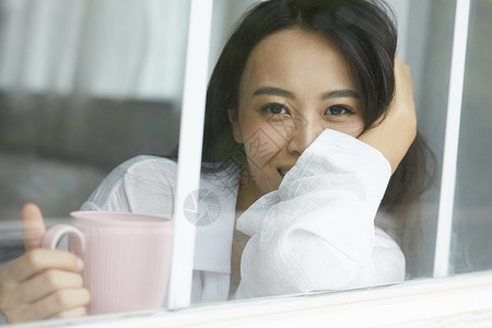 注视镜头青春休息女人图片