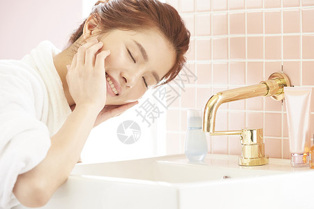 女生洗脸洁面图片