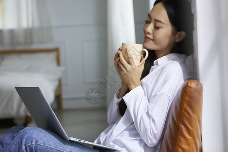 邮购室内青春女人喝茶背景