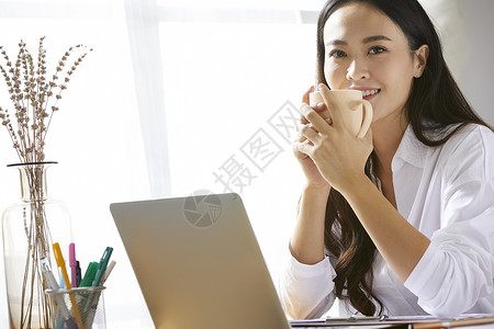笔记本电脑办公的事业女性图片