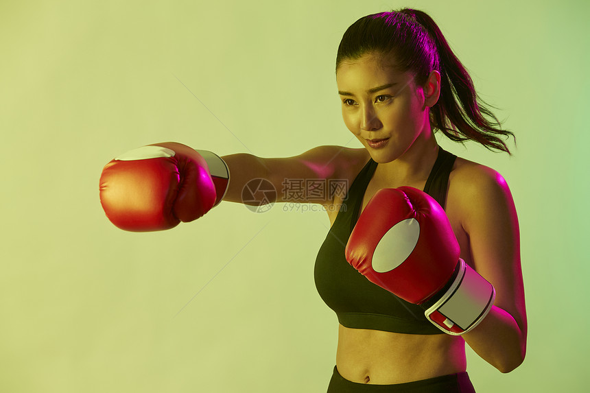 拳击运动的运动女青年图片