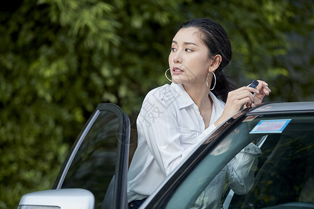 女人站在车边图片