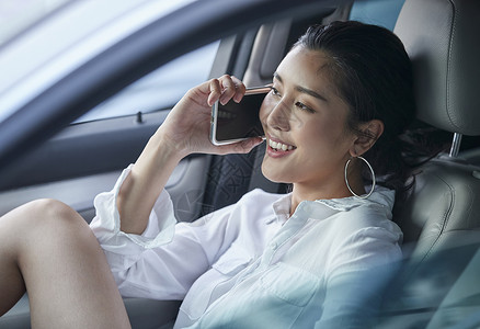 女人在车里接打电话图片