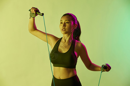 运动女性拿着跳绳健身运动图片