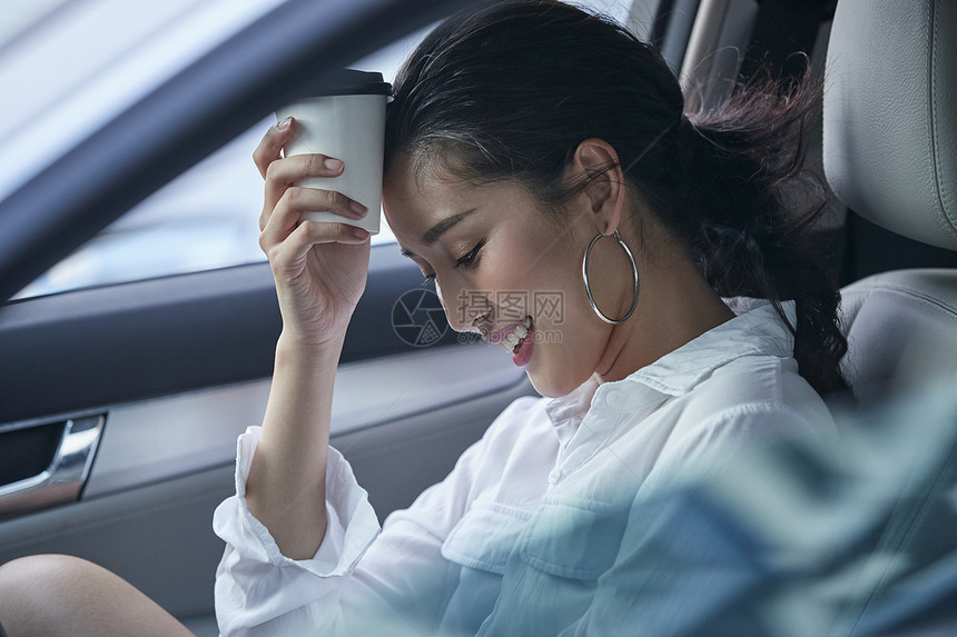 女人在车上喝咖啡图片