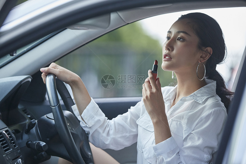 女人在车上涂口红图片