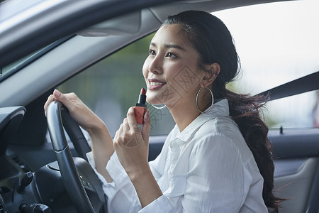 女人在车上涂口红图片