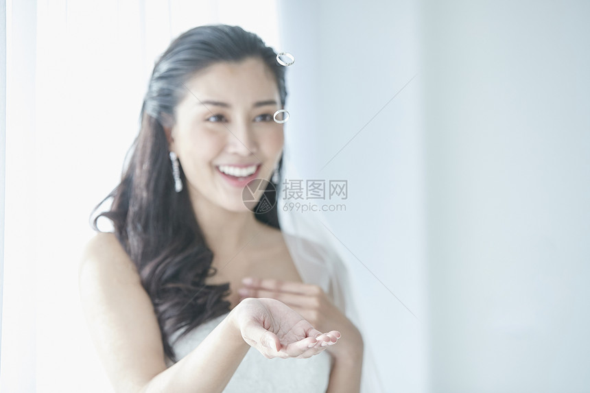 穿婚纱的时髦美女图片