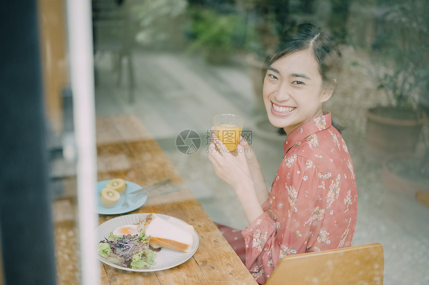 正在用餐的年轻女人图片