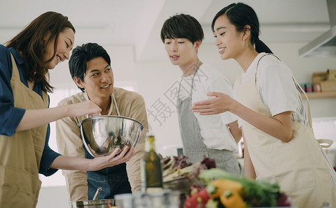 轰趴聚会男女做美食生活图片