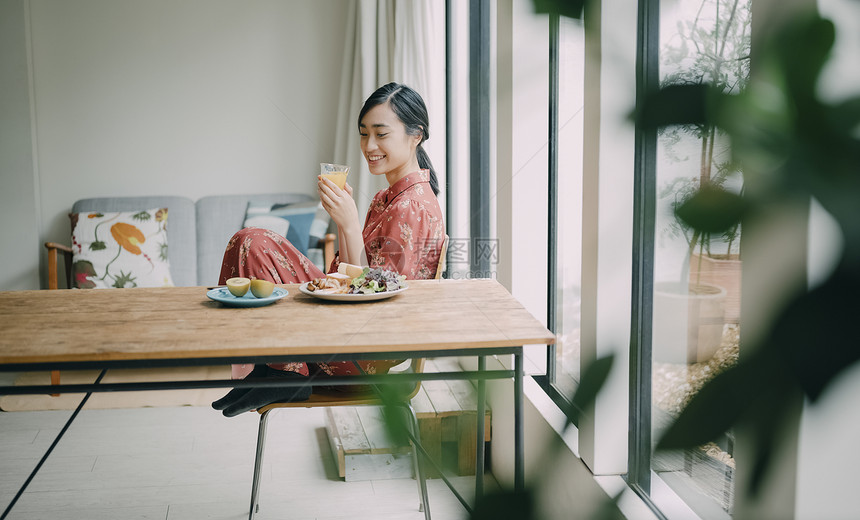 正在用餐的年轻女人图片