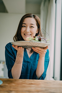 自己做健康餐的女人图片