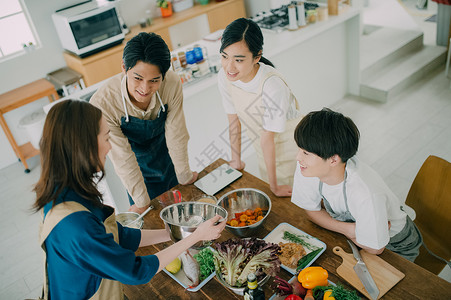 厨艺学校同伴聊天男女生活方式美食图片