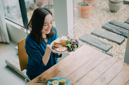 端着健康美食的女人图片