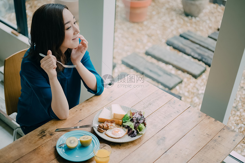 青年聚会一起做饭吃饭图片