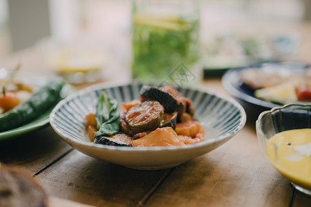 青年聚会一起做饭吃饭高清图片