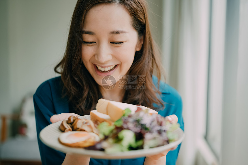 青年聚会一起做饭吃饭图片