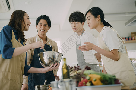 青年聚会一起做饭吃饭图片