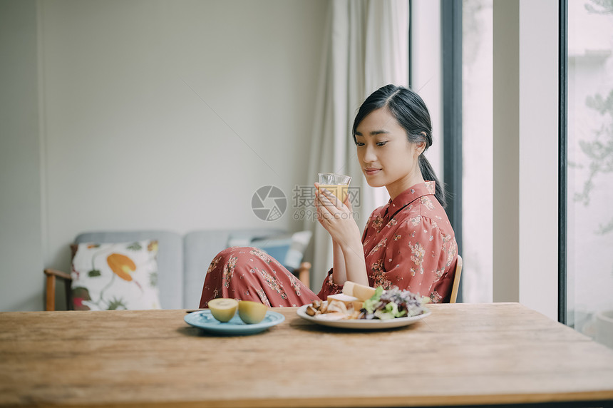 室内用餐的年轻女人图片