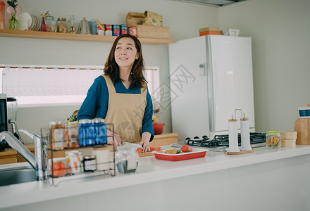 室内正在做美食的女人图片