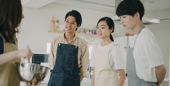 家庭聚会做美食的男女生活图片