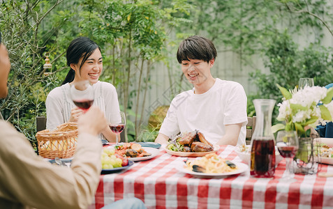 在露台花园的家庭聚会图片