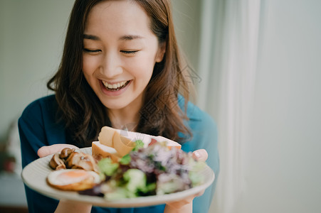 端着健康餐的女人图片