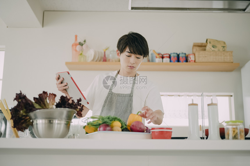 派对聚餐活动的年轻人做美食图片