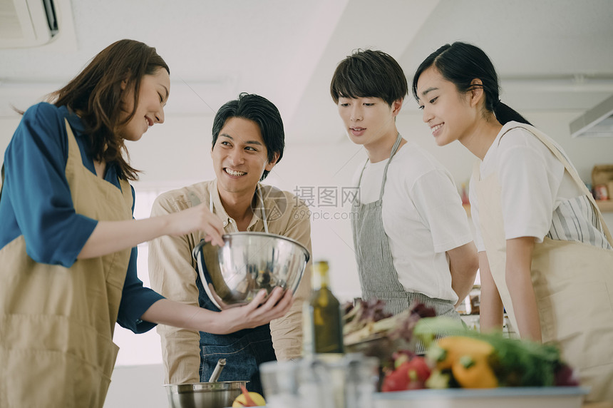 享受美食的青年图片