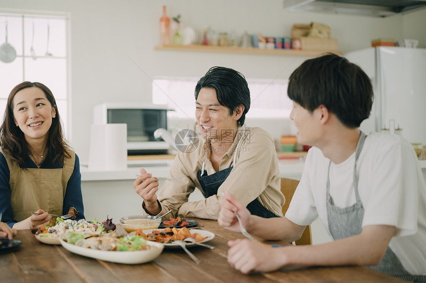 家庭聚会用餐的年轻人图片