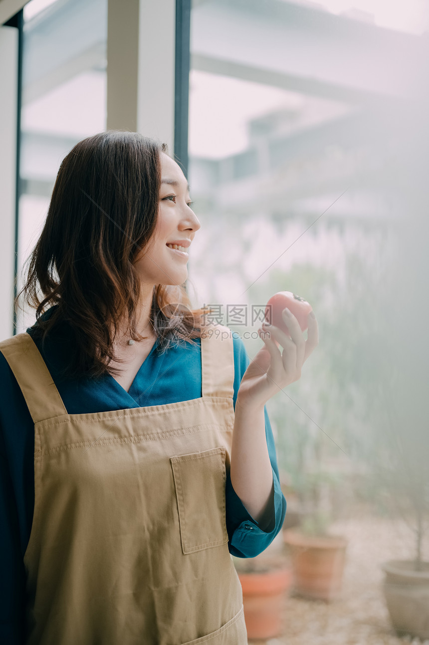 窗边的微笑女人图片