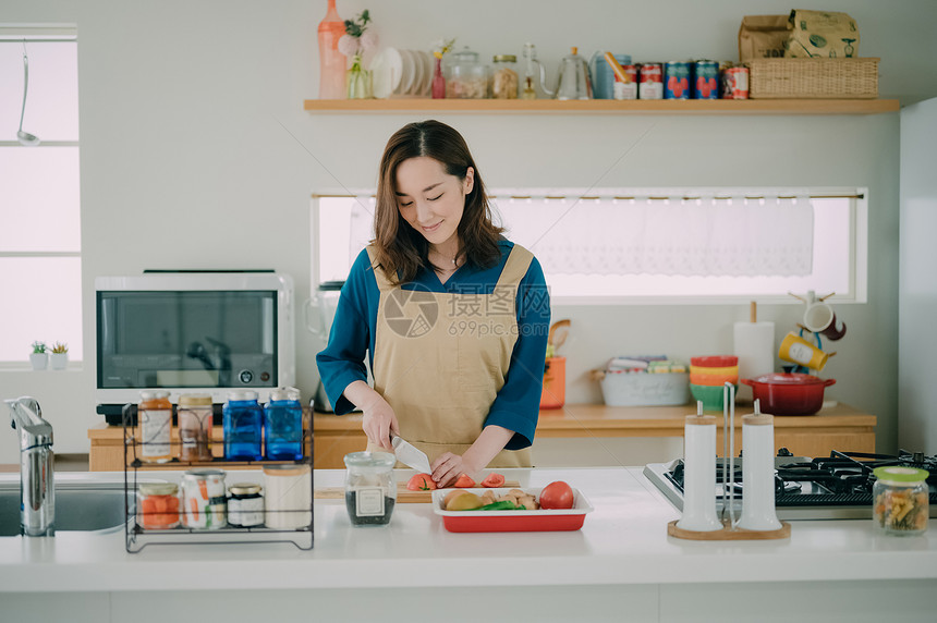 度假女人在厨房做美食图片