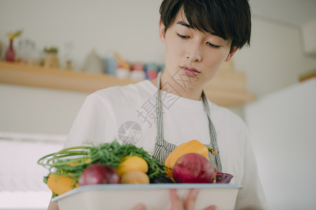 室内年轻人做美食图片