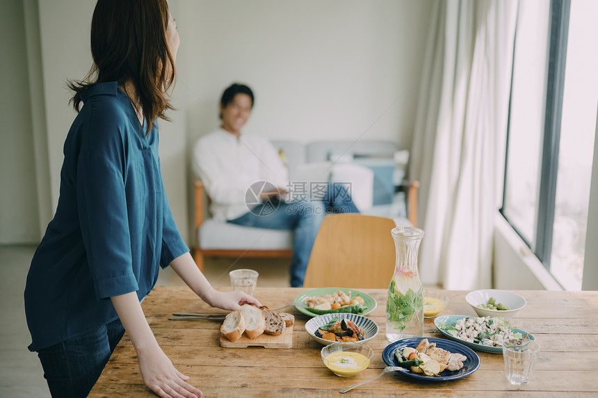 快乐的已婚夫妇午餐生活图片