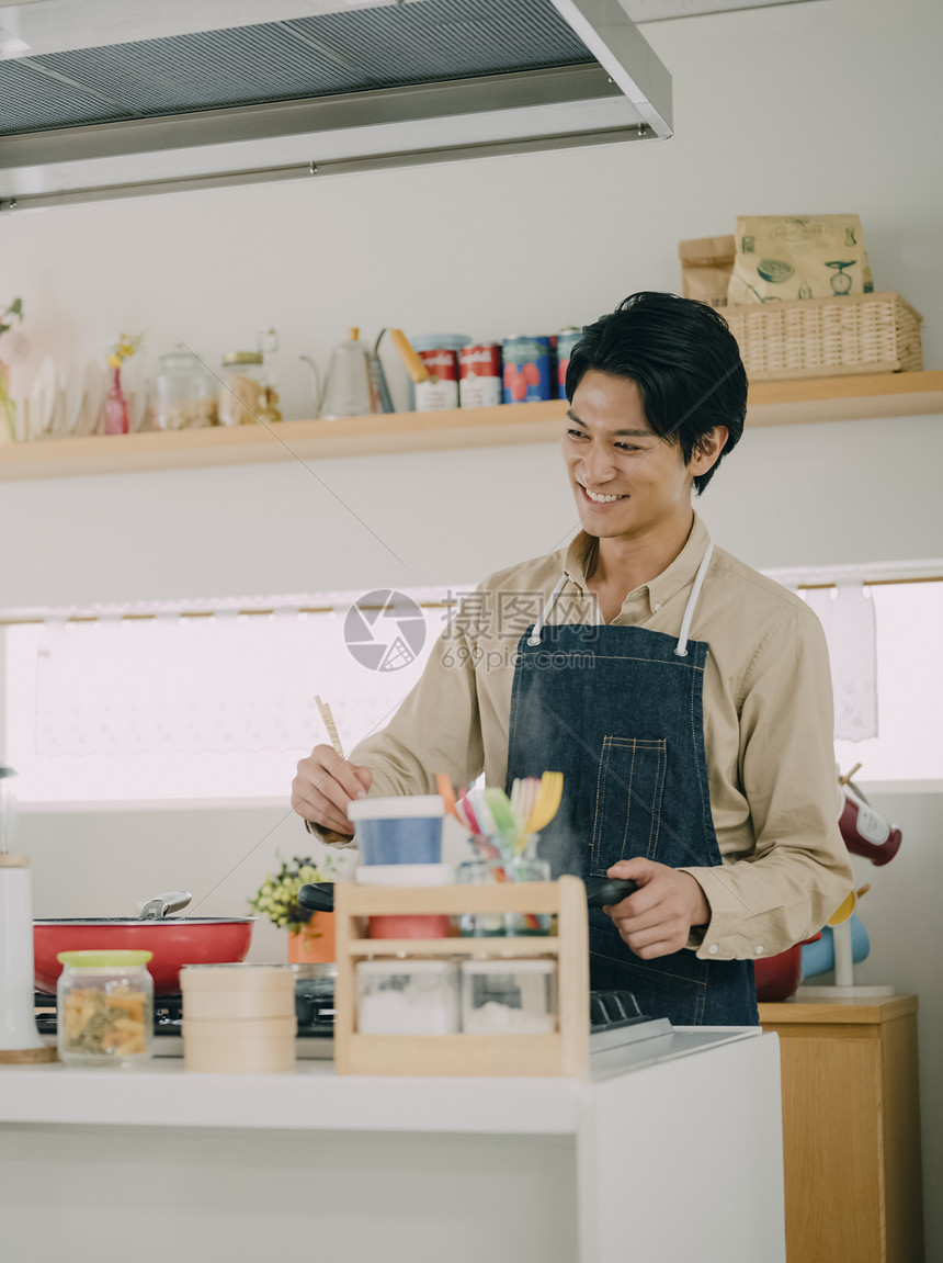 青年聚会一起做饭吃饭图片