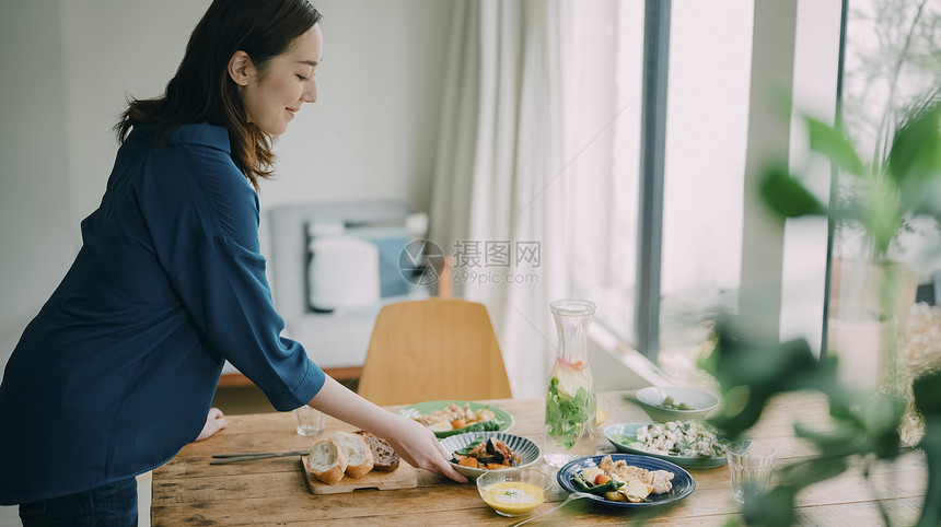 青年聚会一起做饭吃饭图片