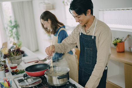 青年聚会一起做饭吃饭图片